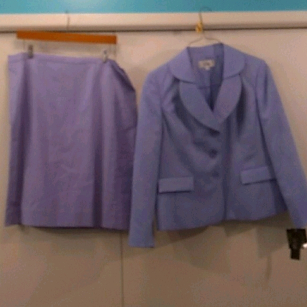 Skirt suit